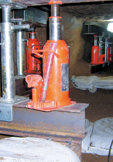 アンダーピニング工法 基礎下鋼管圧入ジャッキアップ